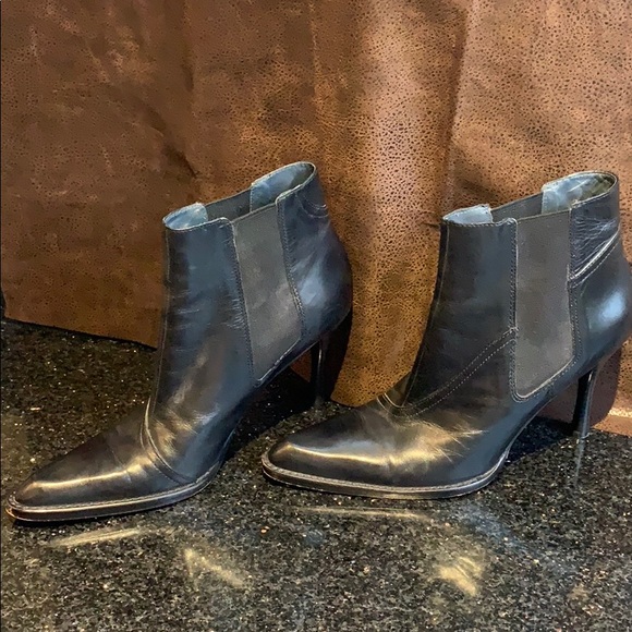 BCBG MAXAZRIA leather ankle boots. - Picture 4 of 6